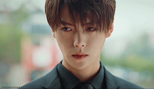 他的所有小动作设计的都很巧,以致于几乎没有设计感,也有可能是下意识