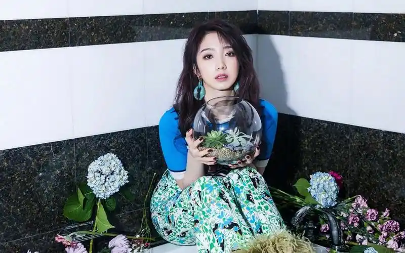 孟美岐妩媚性感高清桌面壁纸