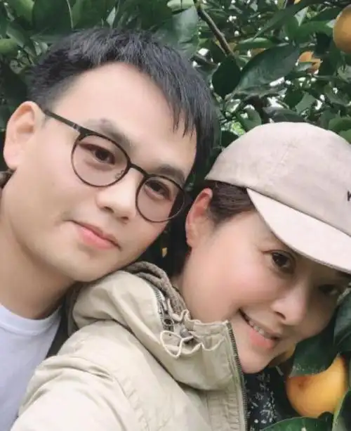 46岁袁立晒与老公素颜合影,做公益自称大小姐:就是这么有钱任性