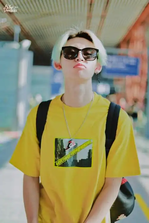 小鬼王琳凯超话#王琳凯可爱#190801- 迷醉于整个夏日的彩色梦境