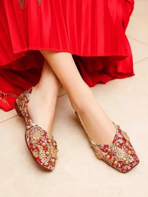 要买配秀禾服的鞋子,大家帮忙挑一挑