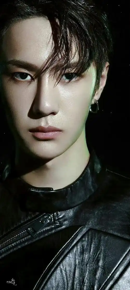 王一博,古希腊掌管壁纸的神  #王一博##yibo moment#  p3是我当年的