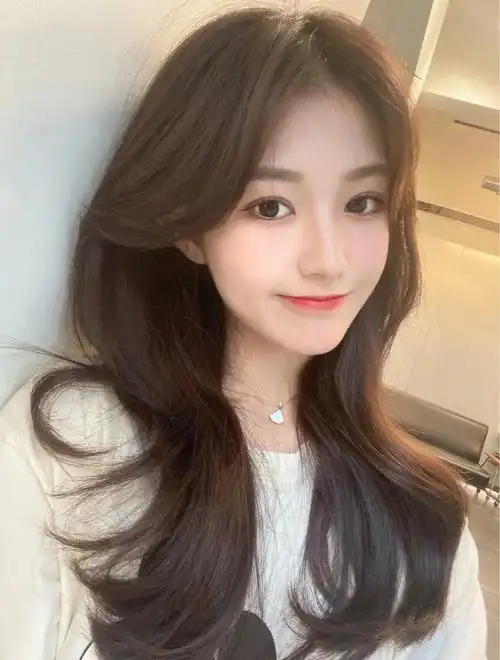 最近风靡的气垫烫慵懒发型这款发型主要体现刘海和层次①刘海显脸小