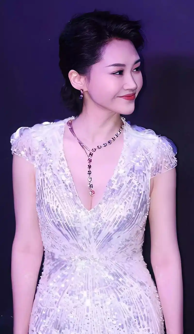 性感女神许晴又美又媚,尽显东方女性魅力