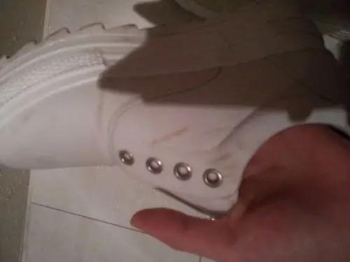 白色鞋子被人踩脏了~牙膏肥皂都刷不掉~有什么办法去除脏的嘛?