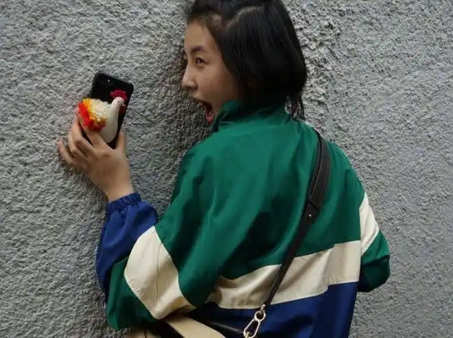 张子枫追赶时尚潮流穿鞋不系鞋带网友长点心吧