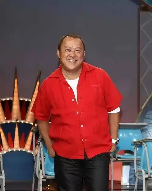 曾志伟洪天明柬埔寨聚会照片曝光,网友曝他捧场赌场开业_演艺事业