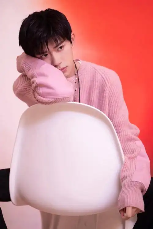 易烊千玺23岁生日单曲《4%vol的河》及生日写真同步释出粉色毛衣穿搭