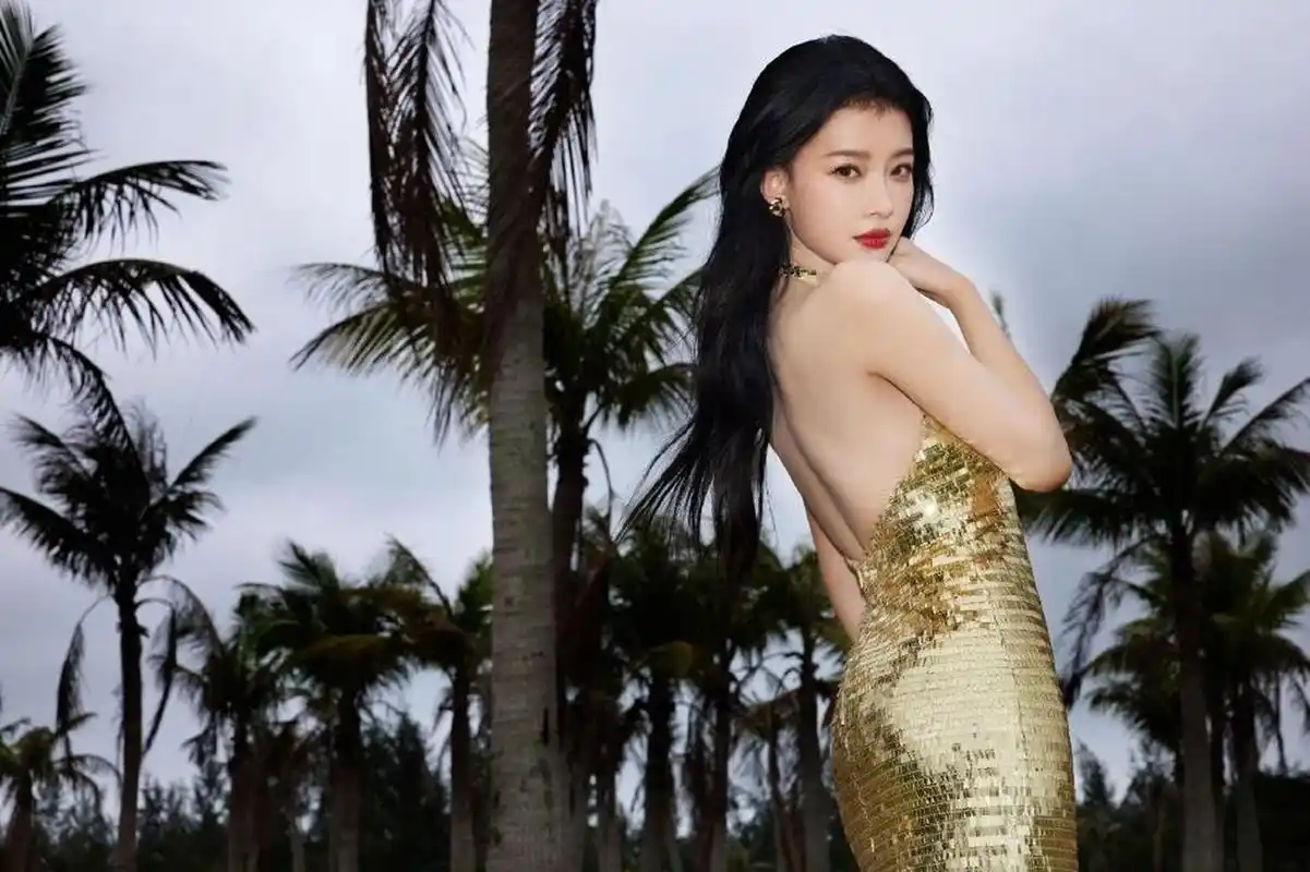 魔鬼身材腰臀比例绝佳 5月14日,工作室分享孙怡最新写真大片,魅力十足