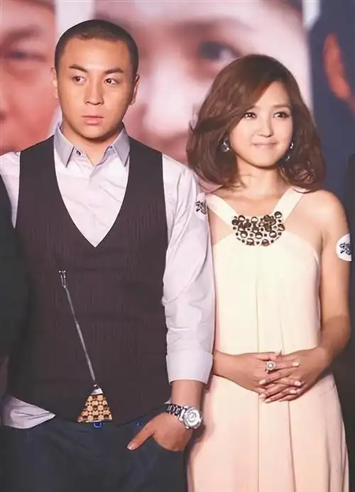 释小龙妻子露面太抢眼!身材丰满,长腿抢镜,五官颜值不逊色何洁