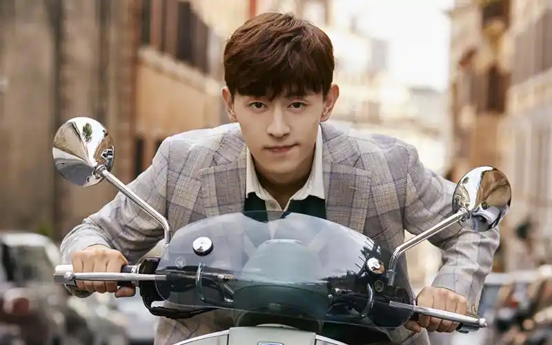 邓伦时尚街拍高清桌面壁纸