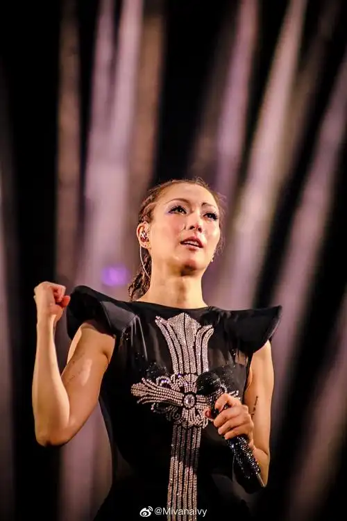 组图郑秀文演唱会中途哽咽落泪边哭边唱频频抹泪