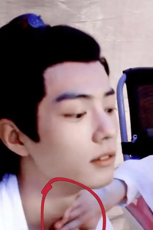 《陈情令》又出新花絮:女星帮肖战擦脖子,看清是谁后网友笑了|王一博
