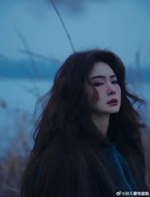 戚薇红色爆炸卷发