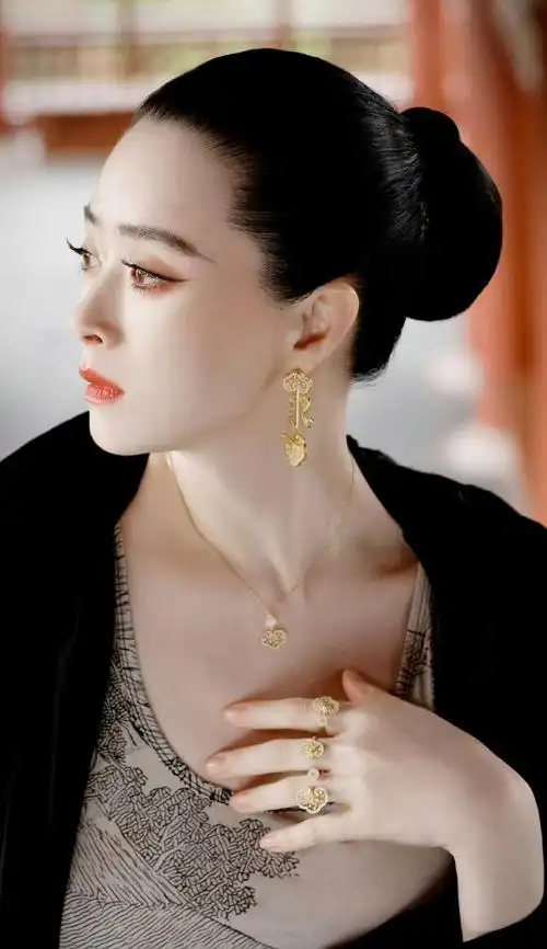 蒋欣怼脸拍,神颜还能打啊,就是这有一种富贵牡丹的雍容感