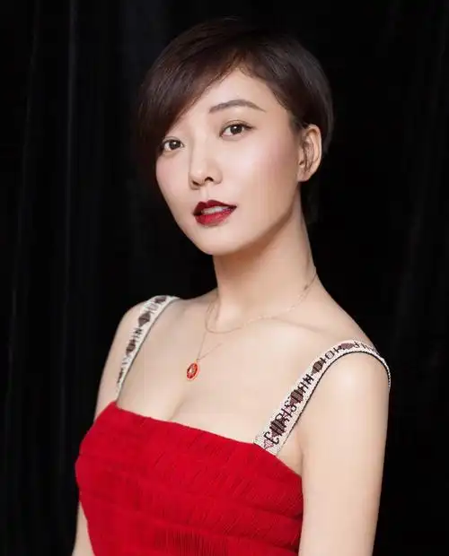 著名演员王珞丹佩戴迪奥rose des vents系列项链.jpg