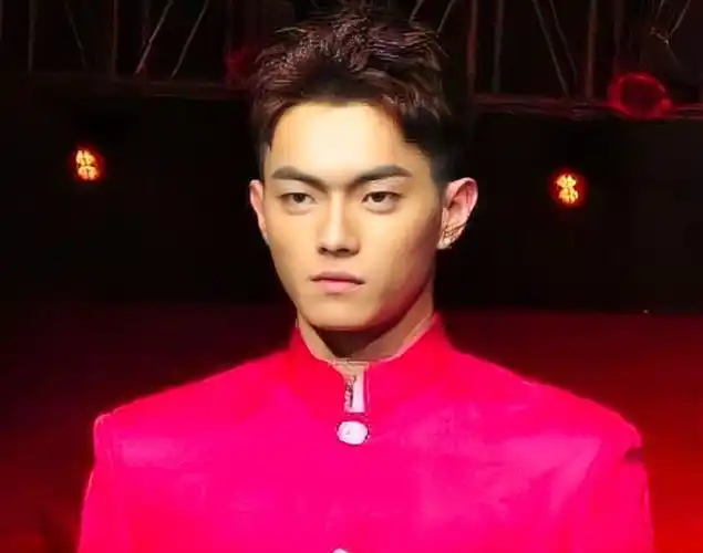 许凯模特旧照好有韩国风