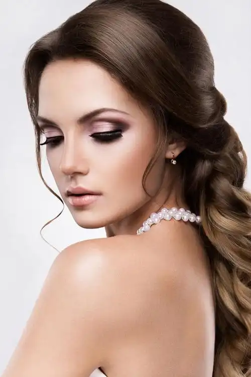 戴珍珠项链的时尚美女高清摄影图片