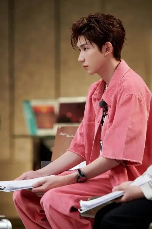 王源粉色灯芯绒套装造型