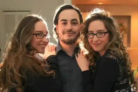 最像双胞胎与同一个男人约会 吃的东西是同类型,同数量