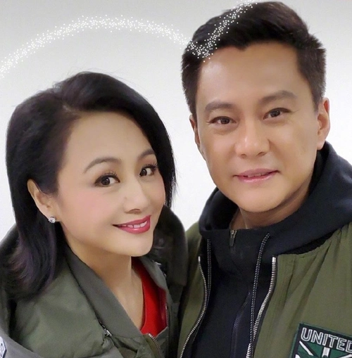 而在当初大红时选择结婚生子的曹颖,如今也有着一个幸福家庭,老公王斑