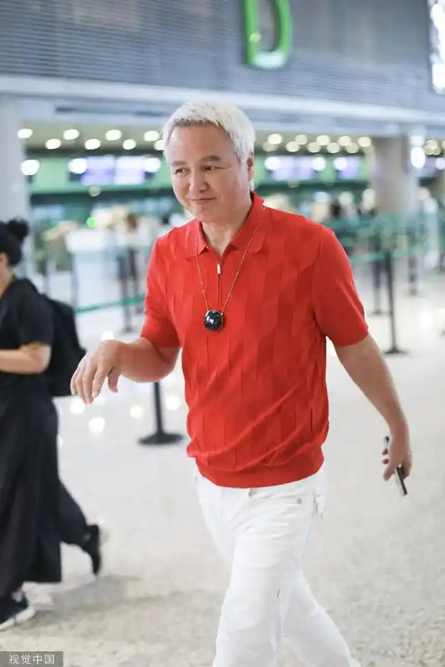 组图:张庭老公林瑞阳瘦身后亮相 红衣配白裤鲜艳夺目