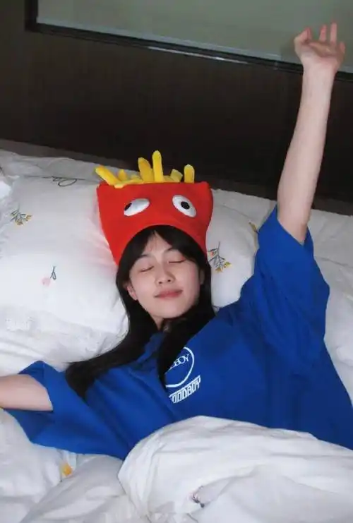 2/9白鹿在个人社交平台晒出了一组儿童节居家随拍,照片中她戴上各类