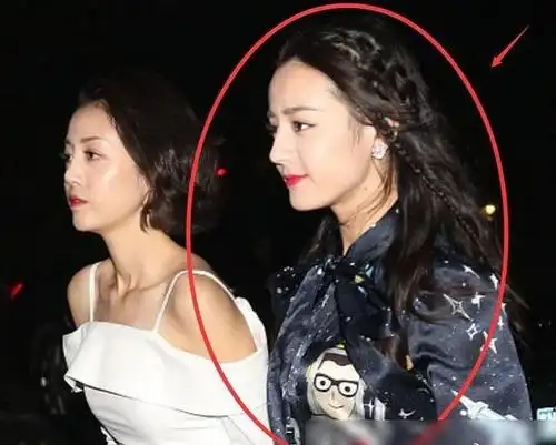 迪丽热巴李溪芮两大"腿精"同框,肤色差不算啥,身高差更加真实