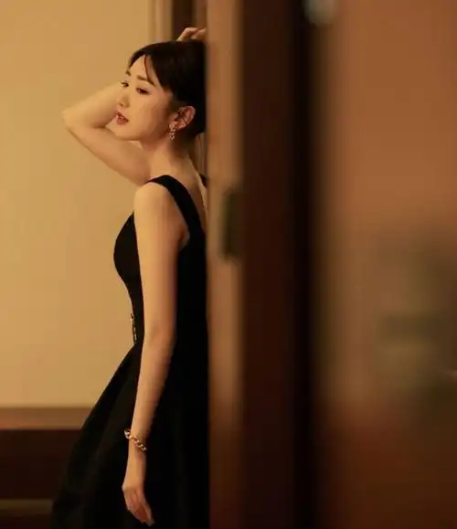 毛晓彤晒性感美照穿黑色吊带裙秀魔鬼身材蝴蝶背太抢眼