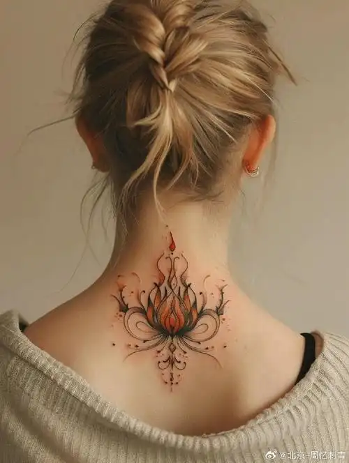 今日纹身图案分享    女生背部纹身    #纹身分享##纹身设计##北京