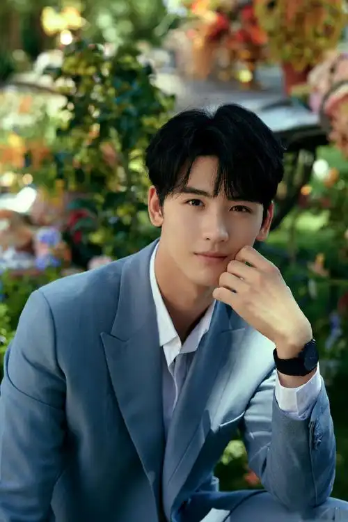 黄俊捷身着西装廓形利落举手投足间尽显少年绅士风