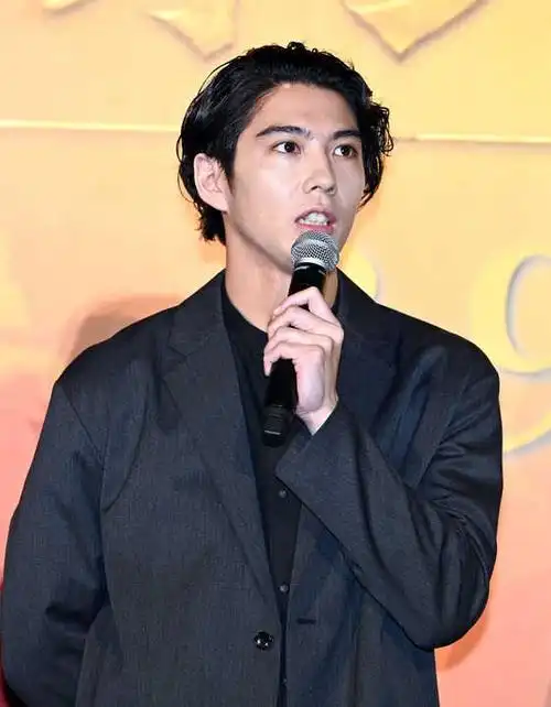 组图贺来贤人演唱狮子王名曲呼吁大家观看电影