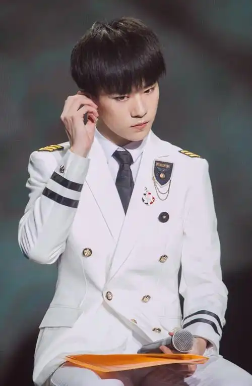 王源的军装有一丝青春稚嫩的感觉,不得不说王源的每个造型的尝试都