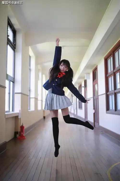 咬人猫在出这期作品的时候,将出作品的位置选择在了办公室.端庄大方