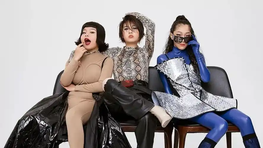 5个谈不上漂亮的安徽女孩在微博上宣布以"sunshine"的名义出道&mdash