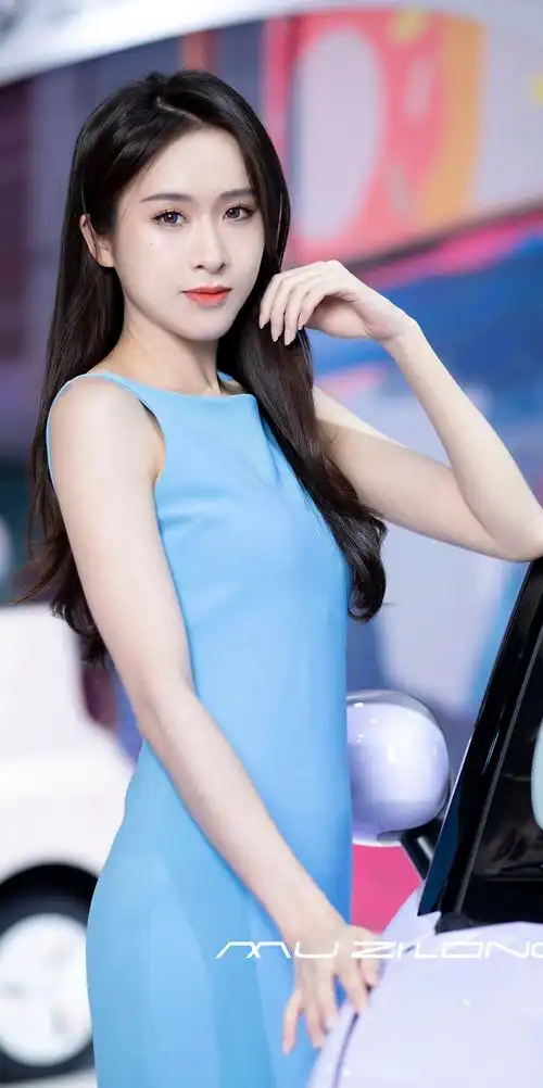 蓝色短裙美女极度色诱图片-美女壁纸 - 壁纸之家