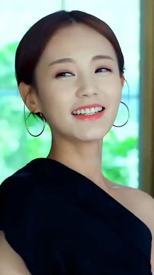 李一桐,爱笑的小仙女,希望她的笑容永远不会消失,眼睛里永远有星星!