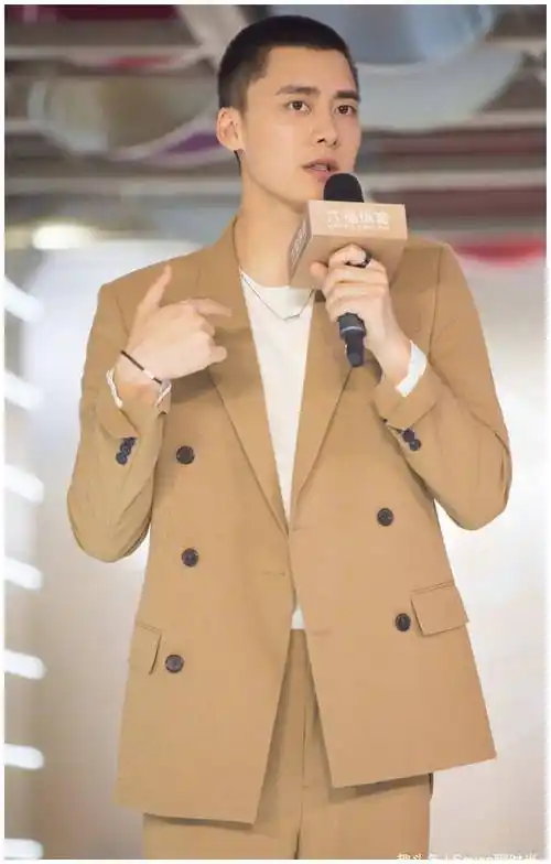 李易峰圆嘟嘟的脸真可爱,黑色牛仔外套搭配长裤,尽显男友魅力