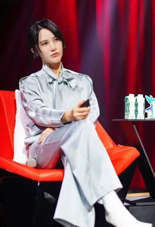 尚雯婕上节目穿错鞋子了一边是平头的一边却是尖头的好时尚