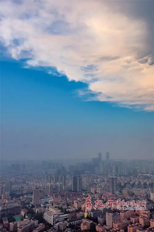 云雾缭乱,晚霞映照,呈现雨后青岛天空之美.