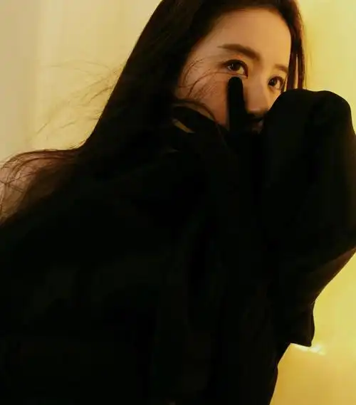 刘亦菲杂志封面大片酷飒高冷秒变御姐魅力可人