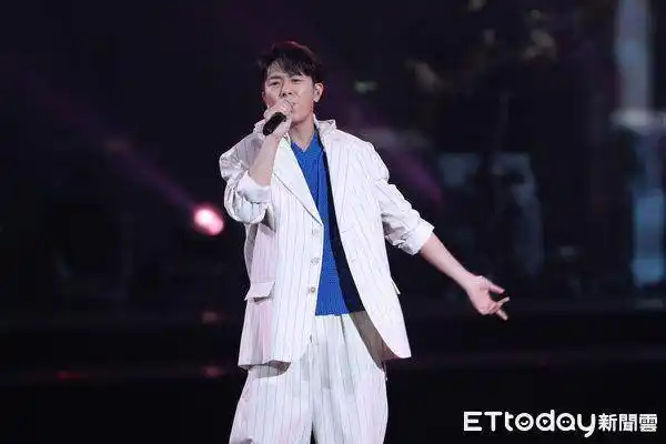 韦礼安去年被拍到和圈外女友当街甜蜜约会,之后也大方认爱,如今交往2