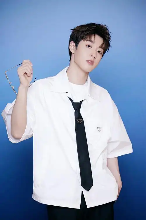吴宇恒白衬衫写真