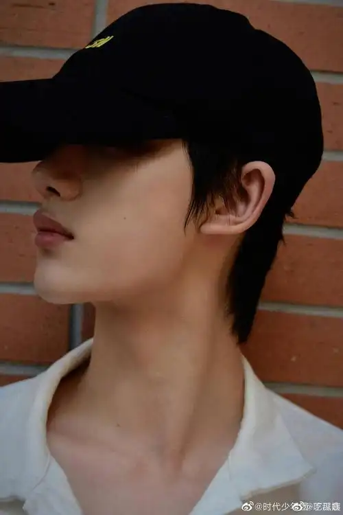 丁程鑫送上库存照片祝大家周二快乐