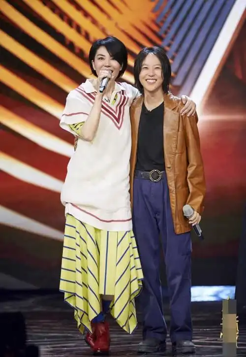 两人不仅一起逛街看演唱会,更是共同合作,窦靖童为周冬雨的演唱节目