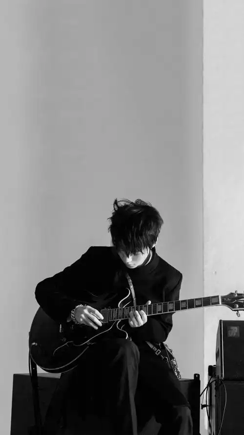 王俊凯帅气时尚黑白画风迷人写真