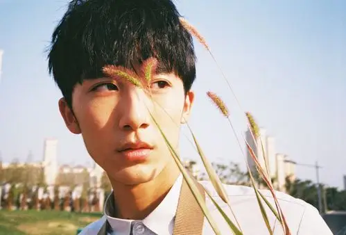 收官之际,饰演男主角李由的演员郝富申在个人社交平台po出一组学院风