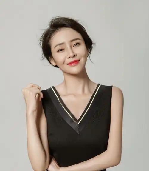 于明加私下也是小棉袄与妈妈穿同款羽绒服同框照笑得真甜