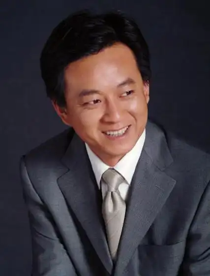 56岁朱军罕见露面,身形严重发福,与董浩热聊