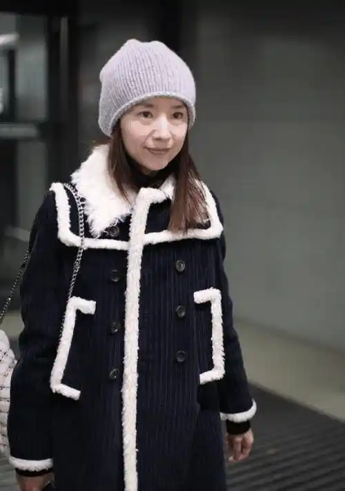 原创40岁董洁老太快了穿灯芯绒大衣配奶奶帽嘴角法令纹深成两道岭